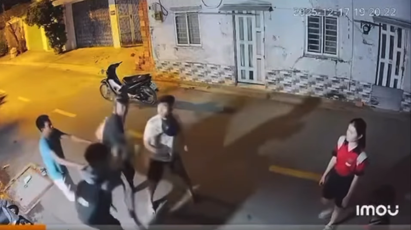 Nam sinh lớp 12 bị chặn đường đánh tới tấp khi tan học ở TP.HCM